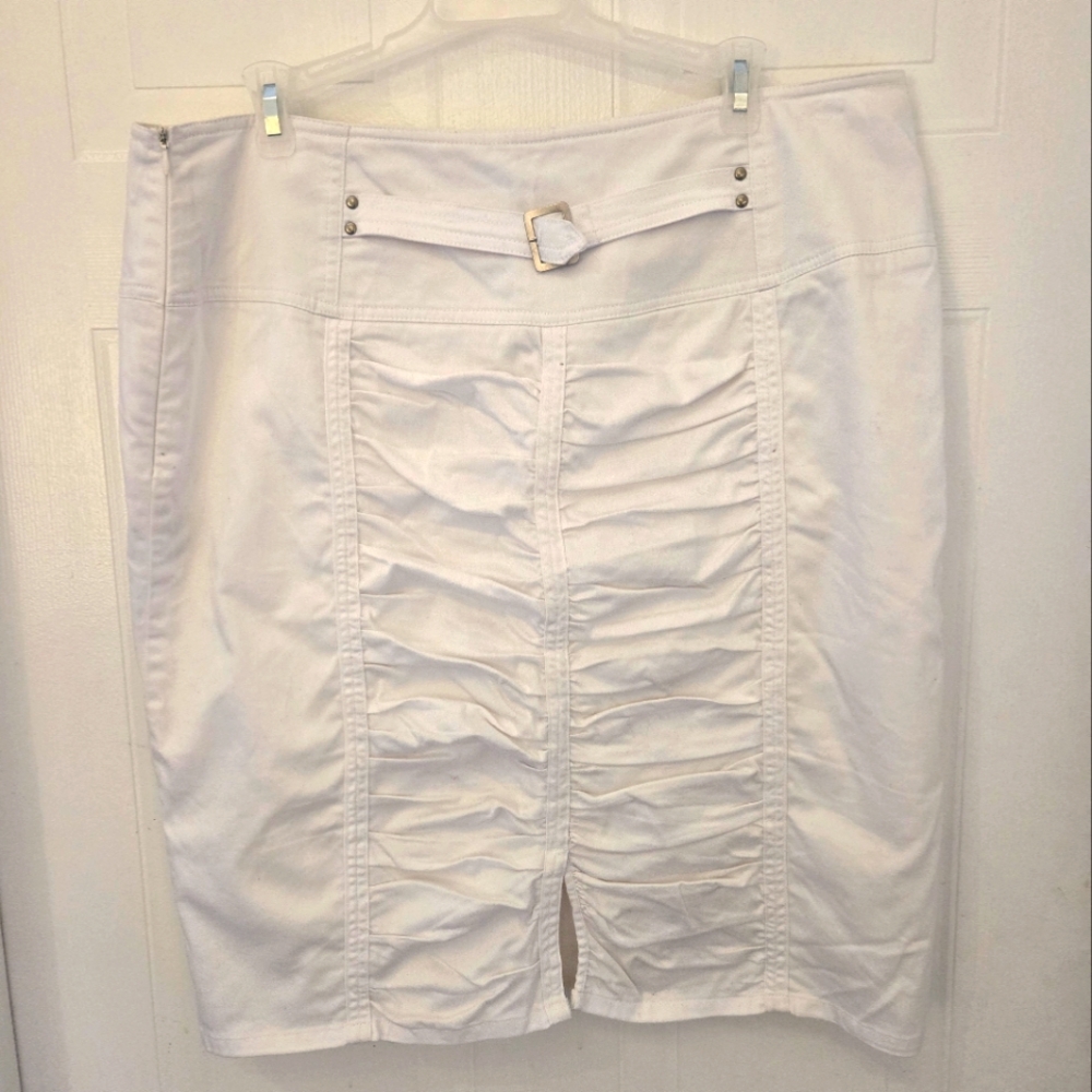 Size 14 Fitted White Ruched Skirt Eirh Back Zipper